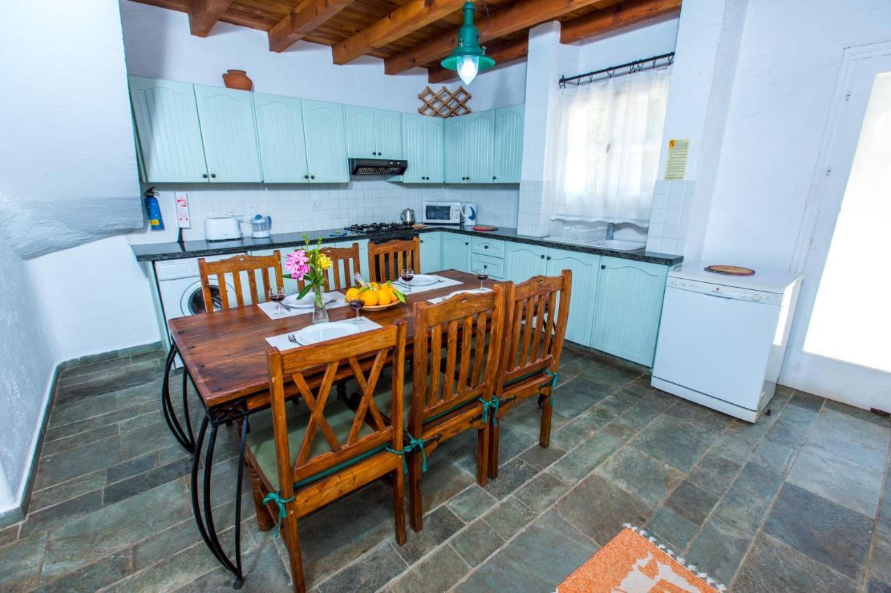 Villa Clarissa & Carmel View Пафос Екстериор снимка
